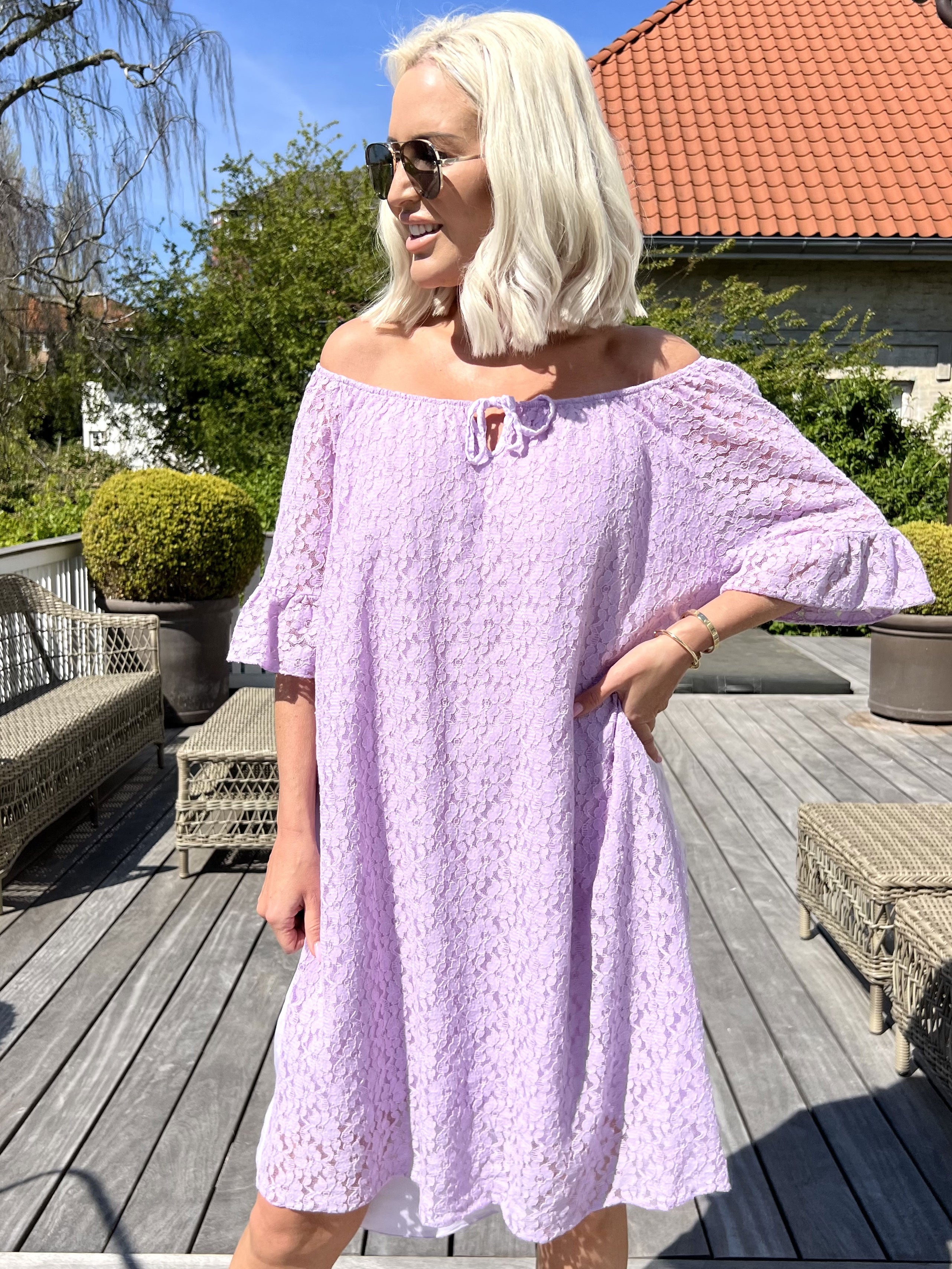 Arisha - Sød blondekjole med elastikkant i udskæringen